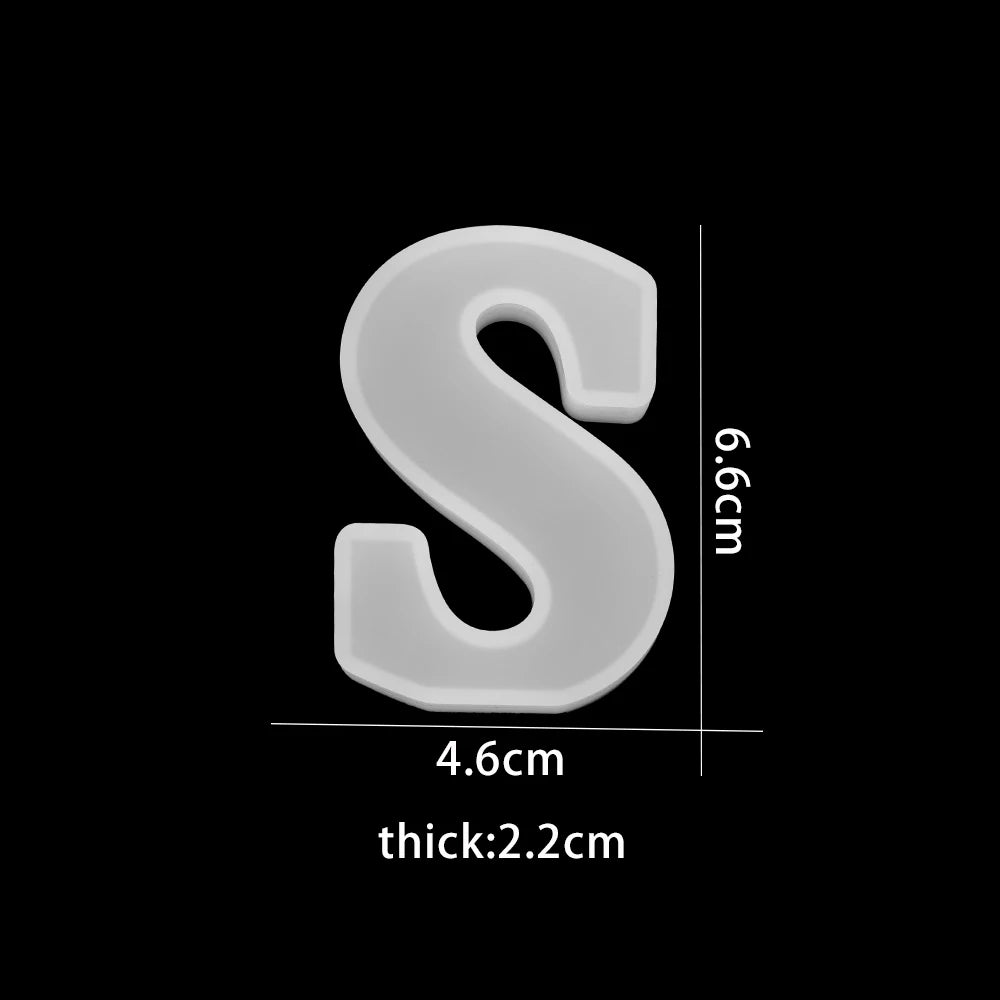 White letter 'S' with measurements on a black background 4.6cm wide, 6.6cm high, 2.2cm thick